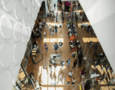 其评估系统聚焦五大焦点维度：世界级师资力量