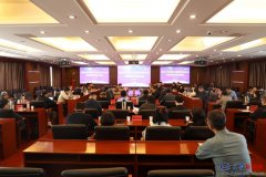 专家组正在何燕伴随下实地考查了电工电子国度